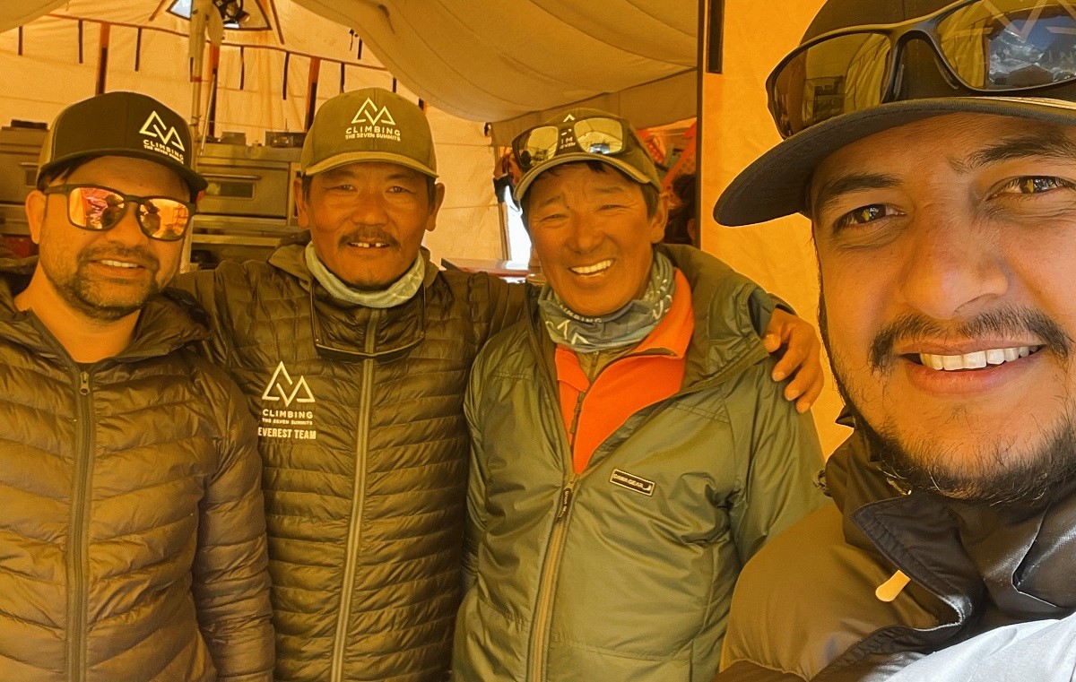 लेखक गोकर्णप्रसाद उपाध्याय (दायाँ) र शेर्पाहरू।